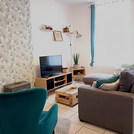 L'Artistique, Maison Pour 4 Personnes, 2 Chambres, Stationnement Gratuit, Petite Cour, Spacieux, Atypique *