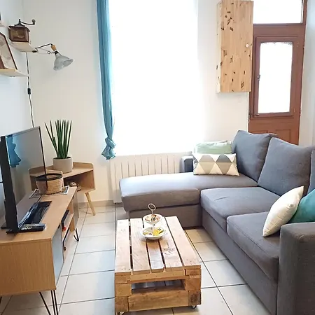Nyaraló L'Artistique, Maison Pour 4 Personnes, 2 Chambres, Stationnement Gratuit, Petite Cour, Spacieux, Atypique
