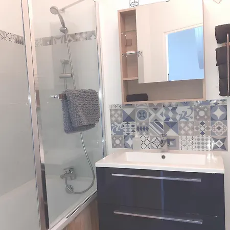 L'Artistique, Maison Pour 4 Personnes, 2 Chambres, Stationnement Gratuit, Petite Cour, Spacieux, Atypique Nyaraló *