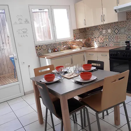 Nyaraló L'Artistique, Maison Pour 4 Personnes, 2 Chambres, Stationnement Gratuit, Petite Cour, Spacieux, Atypique *