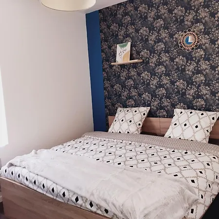 L'Artistique, Maison Pour 4 Personnes, 2 Chambres, Stationnement Gratuit, Petite Cour, Spacieux, Atypique *