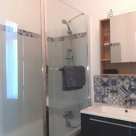 L'Artistique, Maison Pour 4 Personnes, 2 Chambres, Stationnement Gratuit, Petite Cour, Spacieux, Atypique * Amiens