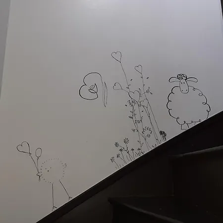 L'Artistique, Maison Pour 4 Personnes, 2 Chambres, Stationnement Gratuit, Petite Cour, Spacieux, Atypique Nyaraló