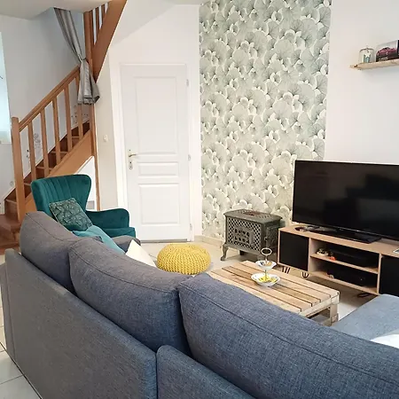 Nyaraló L'Artistique, Maison Pour 4 Personnes, 2 Chambres, Stationnement Gratuit, Petite Cour, Spacieux, Atypique