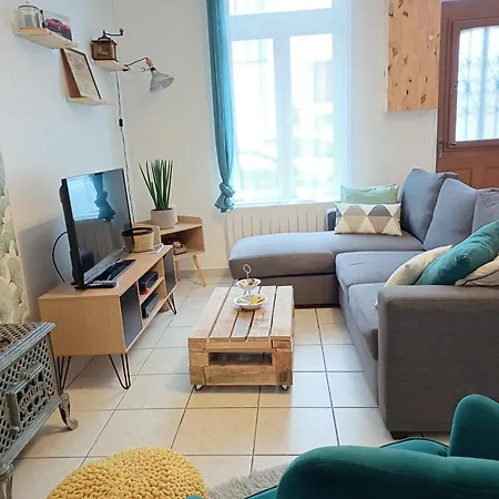 Nyaraló L'Artistique, Maison Pour 4 Personnes, 2 Chambres, Stationnement Gratuit, Petite Cour, Spacieux, Atypique *