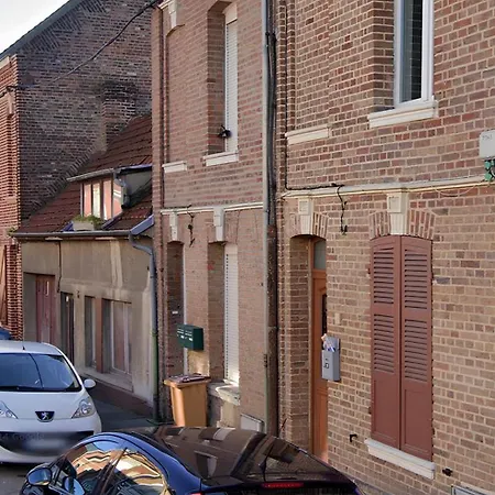 L'Artistique, Maison Pour 4 Personnes, 2 Chambres, Stationnement Gratuit, Petite Cour, Spacieux, Atypique Nyaraló