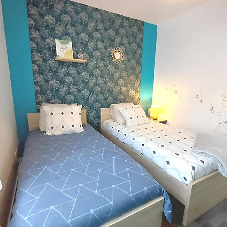 Nyaraló L'Artistique, Maison Pour 4 Personnes, 2 Chambres, Stationnement Gratuit, Petite Cour, Spacieux, Atypique